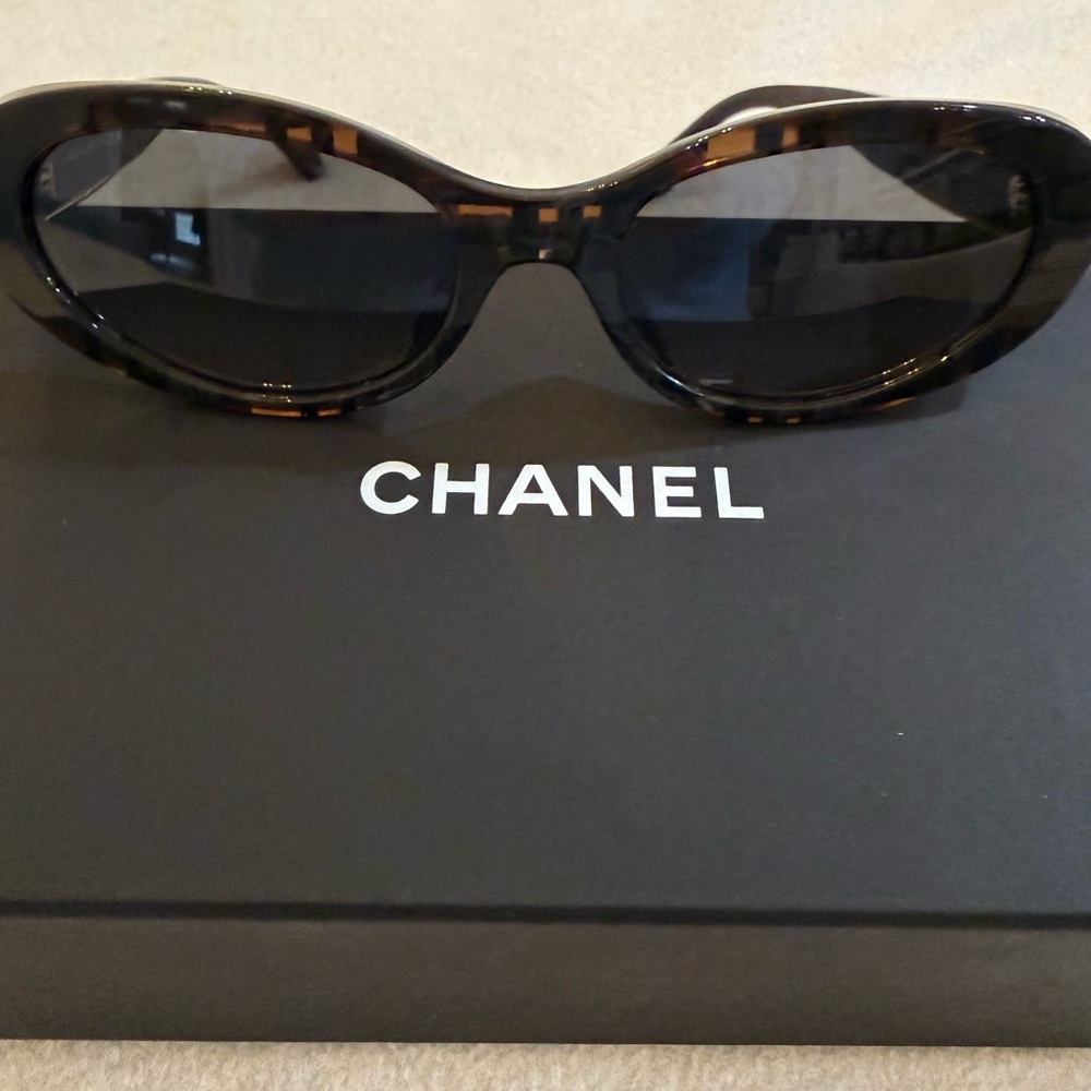 CHANEL Oval Women's Sunglasses In Dark Tortoise Plaid